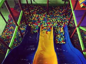 ملعب داخلي تم تركيبه حديثًا في البوسنة والهرسك