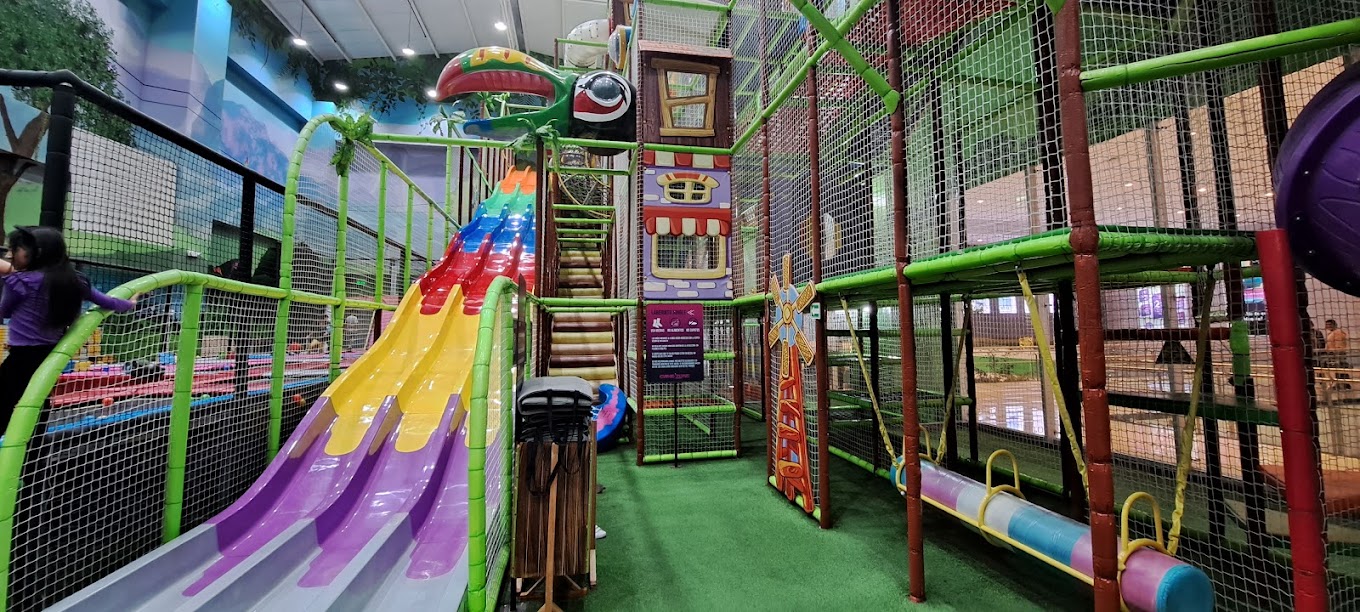 ملعب الغابة الداخلي بمساحة 1100² في الإكوادور