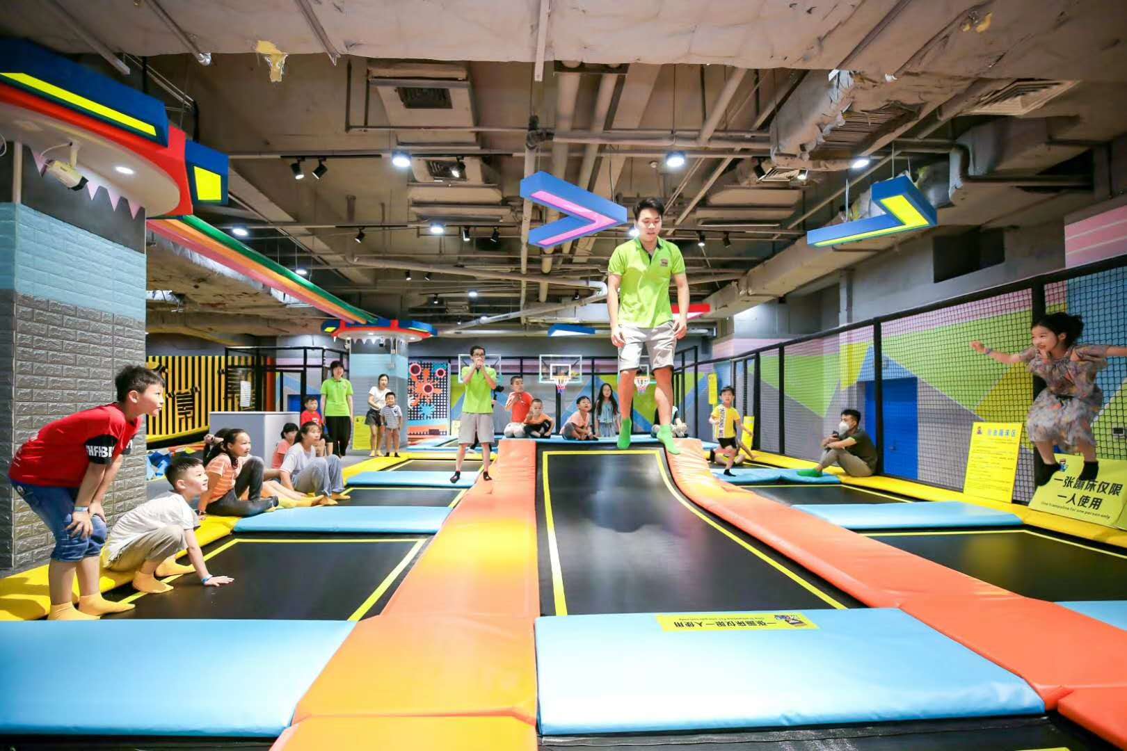 حديقة الترامبولين L06